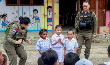 Hadirkan Senyuman di TK Negeri Pembina Oksibil, Satgas Ops Damai Cartenz-2025 Bangkitkan Semangat Anak-Anak Papua