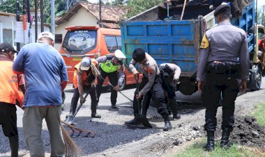 Kanit Turjawali Satlantas Polres Pekalongan Inisiasi Menambal Jalan Rusak Bersama Bina Marga Jawa Tengah