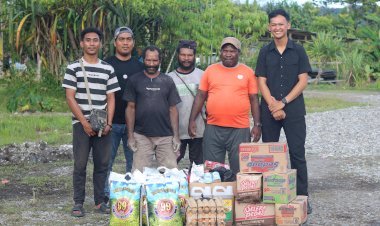 Bentuk Kepedulian, Personel Operasi Damai Cartenz 2025 Salurkan Bantuan Sembako di Yalimo