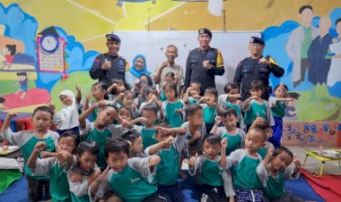 Brimob Polda Metro Jaya Bagikan Makanan Bergizi Gratis untuk Anak Jalanan di Karet