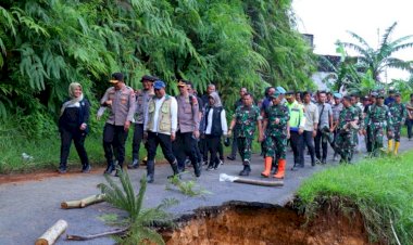 Kapolda Jateng Tinjau Lokasi Longsor Pekalongan