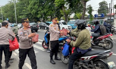 Polsek Ciracas Gelar Pembagian Takjil untuk Warga Selama Bulan Ramadhan 1446 H
