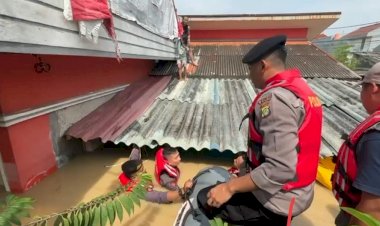 Banjir 3 Meter Rendam Perumahan Di Bekasi, Polisi Evakuasi Warga Terjebak Banjir