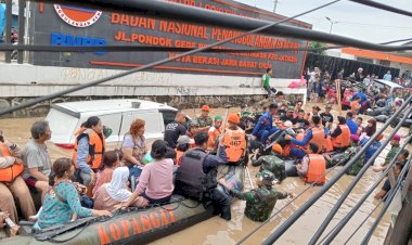 Yonif 202/Tajimalela Evakuasi Korban Bencana Banjir di Kota Bekasi