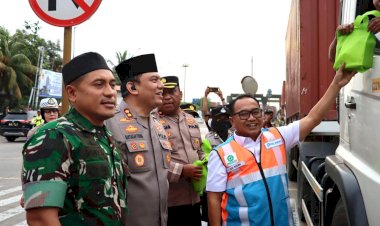 Sinergi TNI - Polri Bagikan Takjil Kepada Masyarakat