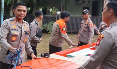 Polri-TNI Bagikan Makanan ke Warga Terdampak Banjir di Sawangan, Depok