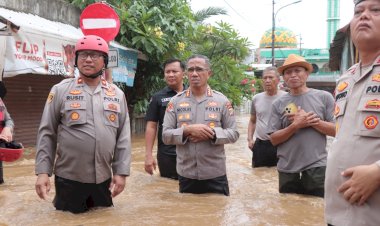 Kapolres Metro Jakarta Timur Tinjau Lokasi Banjir di Tanjung Sanyang Cawang