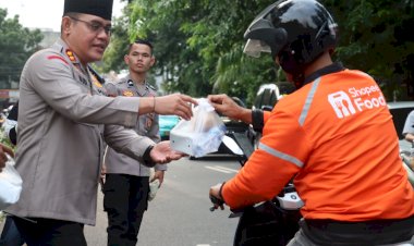 Wakapolres Metro Jaksel dan PJU Bagikan Takjil Kepada Pengendara Melintas