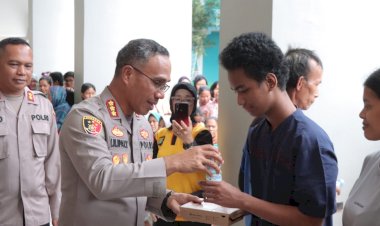 Kapolres dan Polwan Polres Jaktim Bagikan Takjil dan Makanan Gratis untuk Warga Terdampak Banjir