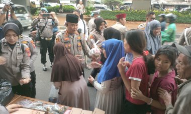 Kapolres Metro Jakpus Berbagi 200 Takjil dan 200 Minuman Untuk Warga Tanah Abang
