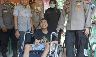 Kapolres Metro Bekasi Gelar Bakti Kesehatan, Serahkan Kursi Roda untuk Warga Penyandang Disabilitas di Serangbaru