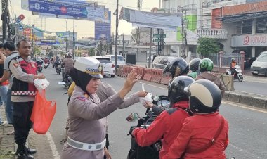 Polsek Ciputat Timur Bagikan Takjil ke Pengendara dan Warga di Jalanan