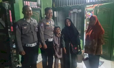 Anggota Lantas Polsek Ciputat Timur Bantu Ibu dan Anak yang Kehabisan Tiket Bus