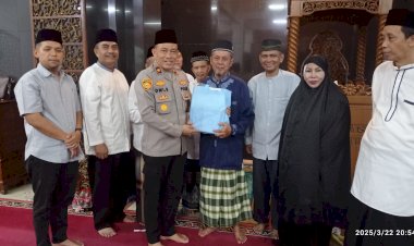 Kapolsek Cipayung Tarawih Bersama 3 Pilar, Ajak Warga Jaga Keamanan di Bulan Ramadan