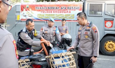 Atasi Kekeringan di Grobogan, Polri Salurkan Bantuan Air Bersih