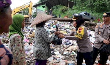Polwan Polres Pekalongan Bagikan Bansos kepada Pemulung dan Petugas Truk Sampah