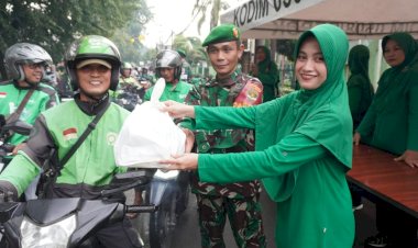 Ibu-ibu Persit Kartika Chandra Kirana Cabang XXII Kodim 0508/Depok Bagikan Takjil Kepada Warga Masyarakat