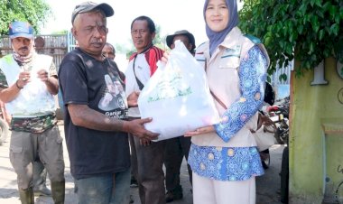 Aksi Srikandi PLN UP2B Jabar Bagikan Sembako untuk Masyarakat di Bulan Penuh Berkah