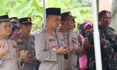 Kapolres Metro Depok Hadiri Pemakaman Alm. Bripka Sunyoto Anggota Polsek Sukmajaya
