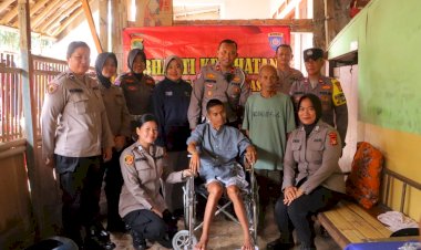 Bakti Kesehatan di Cikarang Pusat, Polres Metro Bekasi Serahkan Bantuan Kursi Roda