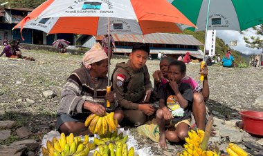 Senyum Mama-Mama Papua Saat Bripda Rafly Personel Ops Damai Cartenz-2025 Ulurkan Payung