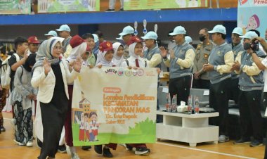 Mengenakan Jaket Krem dan Topi Putih, Wali Kota dan Dandim 0508/Depok Saksikan Parade Kontingen Lomba Kreativas Siswa