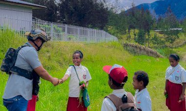 Satgas Operasi Damai Cartenz Patroli Dialogis Menyambangi Anak Sekolah di Distrik Ilaga