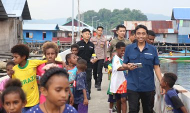 Satgas Humas Ops Damai Cartenz-2025 Sambangi Warga Hamadi, Imbau Jaga Kamtibmas