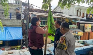 Polsek Metro Tanah Abang Tertibkan Bendera Ormas Ilegal, Cegah Premanisme di Ruang Publik
