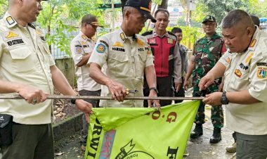 Tiga Pilar Tertibkan Atribut Ormas di Pulogadung
