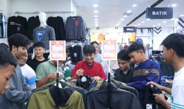 Kapolres Pekalongan Ungkapan Rasa Syukur,  Ajak Anak Yatim Piatu Berbelanja