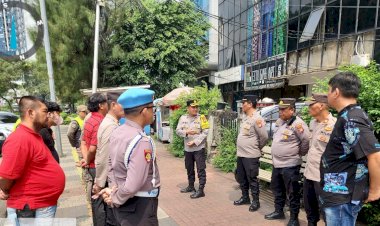 Polsek Palmerah dan 3 Pilar Tertibkan Atribut Ormas di Wilayah Palmerah Jakarta Barat