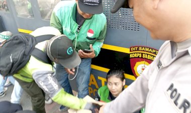 Polisi Tunjukkan Pendekatan Humanis, Aksi Damai Ojol di Patung Kuda Berlangsung Tertib