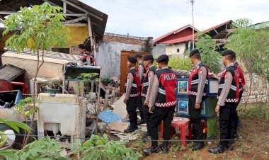 Polri Peduli Masyarakat: Personel Dit Samapta Polda Bengkulu Bantu Warga Bersihkan Rumah Roboh Pasca Gempa 6,3 SR