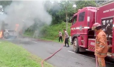 Mobil Terbakar di Kawasan Desa Linggo Asri, Polisi dan Damkar Bergerak Cepat