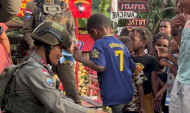 Satgas Ops Damai Cartenz 2025 Berbagi Kasih, Bagikan Pakaian untuk Anak-anak di Puncak Jaya