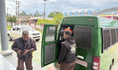 Satgas Ops Damai Cartenz 2025 serahkan tersangka Iyoktogi Telenggen ke Kejaksaan Negeri Jayawijaya