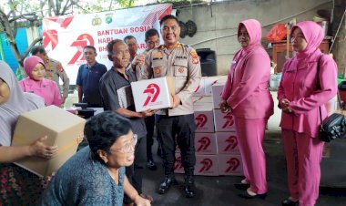 Peringati Hari Bhayangkara ke-79, Polsek Johar Baru Gelar Bakti Sosial Bagikan Sembako ke Warga