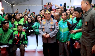 Kapolri Bagikan Sembako dan Alat Bantu Disabilitas di Puncak Bakti Kesehatan