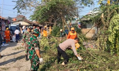 Polsek Cikarang Pusat Bersama Instansi Terkait Gelar Kerja Bakti Bersihkan Saluran Irigasi di Hegarmukti