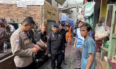 Brimob Polda Metro Jaya Bersama Warga Gelar Kerja Bakti Pasca Kebakaran di Kwitang