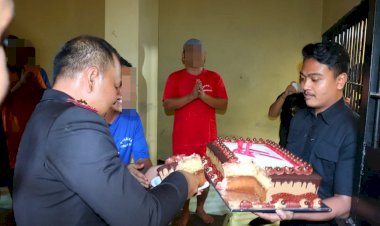AKBP Doni Berbagi Kue Ulang Tahun Bhayangkara Ke-79 Bersama Tahanan