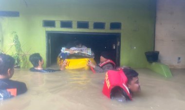 Dit Samapta Polda Metro Jaya Evakuasi Warga Luapan Kali Ciliwung