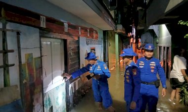 Tim SAR Ditpolairud Polda Metro Jaya Tanggap Banjir, Laksanakan Patroli dan Evakuasi Warga di Jakarta Timur