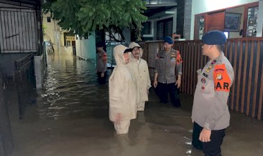 Brimob Polda Metro Jaya Laksanakan Patroli Siaga Banjir di Jati Padang, Distribusikan Bantuan ke Warga