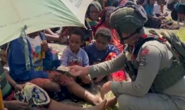 Satgas Ops Damai Cartenz Sambangi Warga Sinak, Hadirkan Rasa Aman dan Kehangatan di Tengah Masyarakat