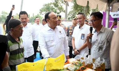 Polri Distribusikan 6 Ton Beras Menggelar Gerakan Pasar Murah  di Madiun, Sinergi dengan Bulog Tekan Inflasi