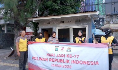 Polwan Ditlantas Polda Metro Jaya Bersama Mahasiswa Gelar Kurve di Pos Polisi Pasca Demo