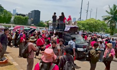 Polwan Polda Metro Bagikan Air Mineral ke Massa Aksi di Depan DPR/MPR