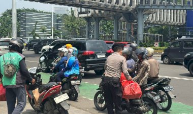 Dit Samapta Polda Metro Jaya Bagikan Makanan Siang Gratis kepada Warga